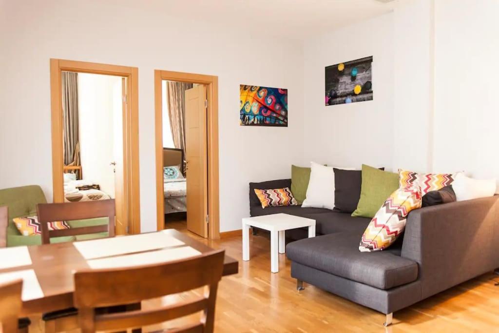 City Center 2Bdr Apartment Near Rustaveli Av. ティビリシ エクステリア 写真
